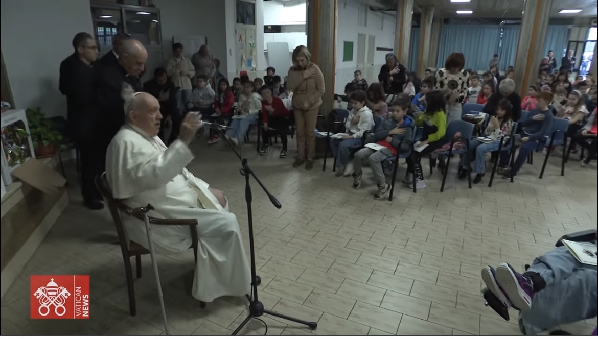 教宗方濟各前往羅馬的堂區給200名孩子講要理